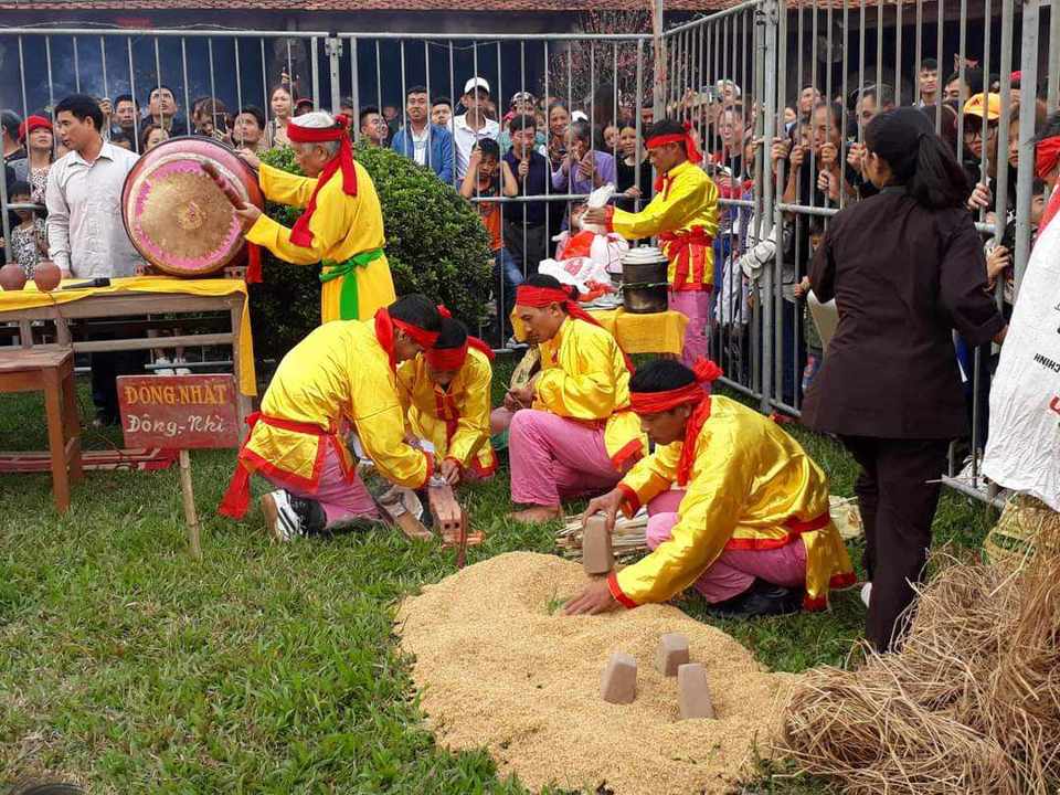 Nhiều tr&ograve; chơi d&acirc;n gian được t&aacute;i hiện tại Lễ hội. Ảnh Kh&aacute;nh Linh