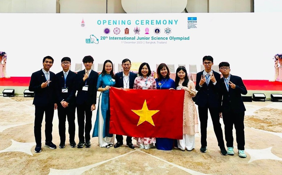 Thầy cô và thành viên đội tuyển Hà Nội tham dự IJSO 2023 