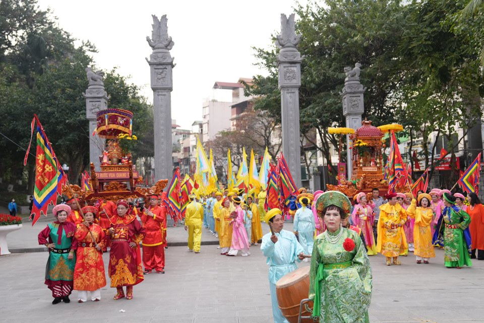 Từ s&aacute;ng sớm, c&aacute;c đo&agrave;n lễ&nbsp;về d&acirc;ng hương tưởng nhớ vua Quang Trung.&nbsp;Ảnh: Lại Tấn