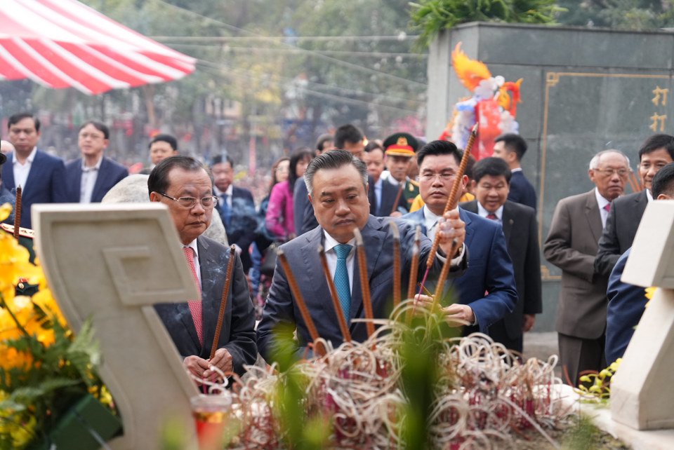 Chủ tịch UBND Th&agrave;nh phố Trần Sỹ Thanh&nbsp;d&acirc;ng hương tại đền thờ Ho&agrave;ng đế Quang Trung tại Di t&iacute;ch Quốc gia đặc biệt G&ograve; Đống Đa.&nbsp;Ảnh: Lại Tấn