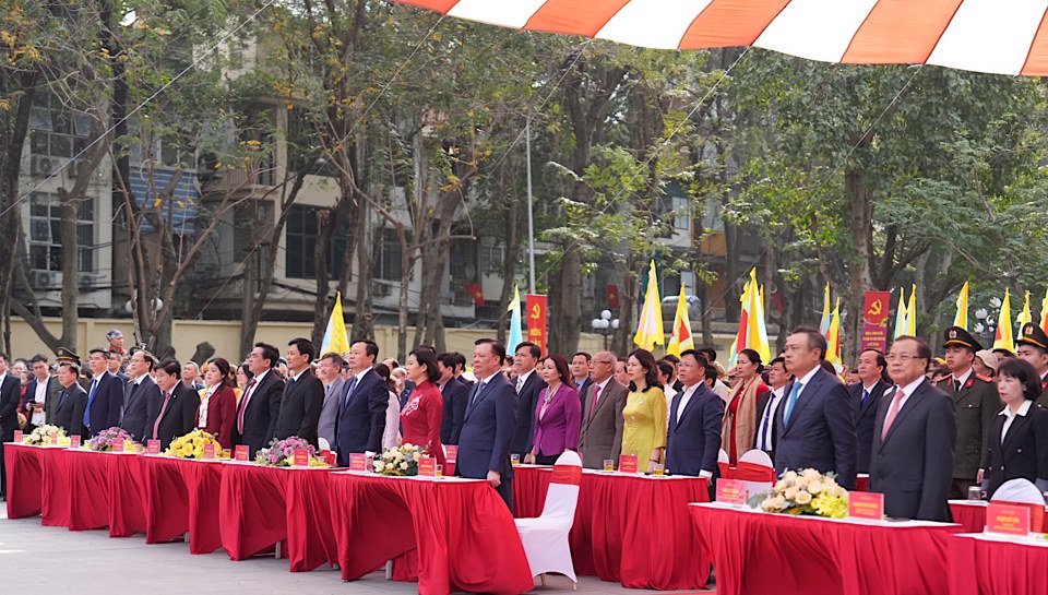 C&aacute;c đại biểu thực hiện nghi lễ ch&agrave;o cờ. Ảnh: Lại Tấn