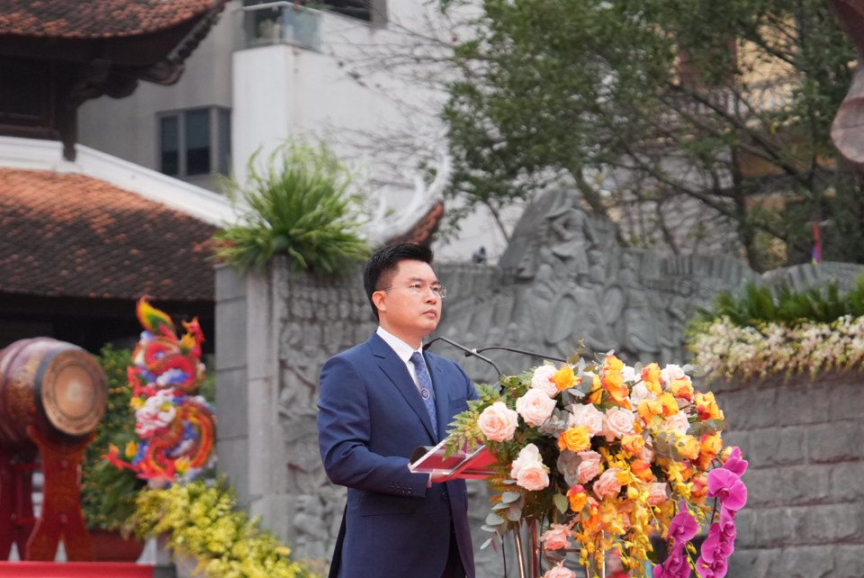 Chủ tịch UBND quận Đống Đa L&ecirc; Tuấn Định đọc diễn văn tại lễ kỷ niệm. Ảnh: Lại Tấn