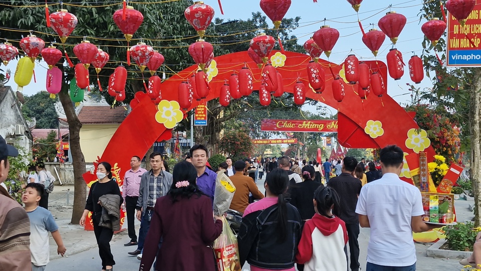 L&agrave; một trong những ng&ocirc;i đền kh&aacute; nổi tiếng ở Nghệ An, đền &ocirc;ng Ho&agrave;ng Mười (x&atilde; Hưng Thịnh, huyện Hưng Nguy&ecirc;n) trở th&agrave;nh điểm đến du xu&acirc;n, chi&ecirc;m b&aacute;i đầu Xu&acirc;n năm mới của Nh&acirc;n d&acirc;n địa phương v&agrave; rất đ&ocirc;ng du kh&aacute;ch thập phương.&nbsp;