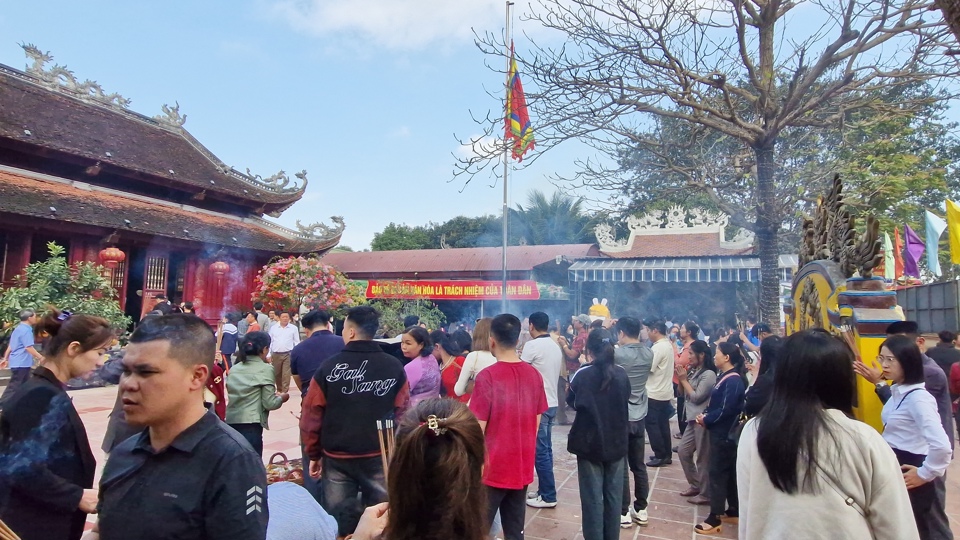 L&agrave; ng&ocirc;i đền nổi tiếng linh thi&ecirc;ng, đền &ocirc;ng Ho&agrave;ng Mười l&agrave; một trong những địa điểm t&acirc;m linh được người d&acirc;n thập phương lựa chọn đến để chi&ecirc;m b&aacute;i, xin t&agrave;i lộc, sức khỏe...cho năm mới.