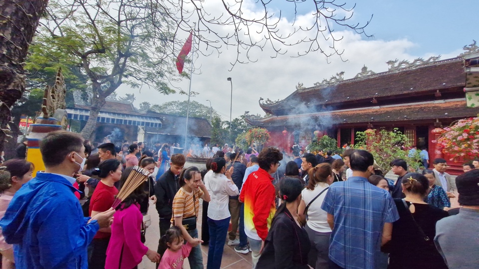 Theo thống k&ecirc; từ Ban quản l&yacute; đền &ocirc;ng Ho&agrave;ng Mười, từ ng&agrave;y m&ugrave;ng 1 Tết Nguy&ecirc;n đ&aacute;n đến m&ugrave;ng 6, tại đ&acirc;y đ&oacute;n hơn 45.000 lượt người chi&ecirc;m b&aacute;i, tham quan.