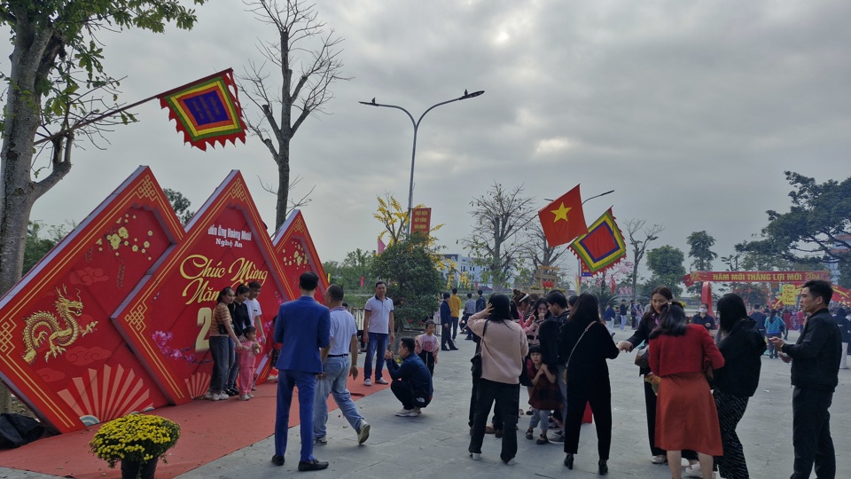 Ngo&agrave;i kh&ocirc;ng gian thờ c&uacute;ng, khu vực lễ, th&igrave; Ban quản l&yacute; đền cũng đ&atilde; t&ocirc;n tạo th&ecirc;m nhiều cảnh Tết để phục vụ du kh&aacute;ch.&nbsp;