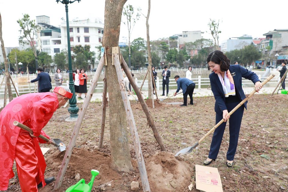 Đại diện người d&acirc;n v&agrave; c&aacute;c đại biểu hưởng ứng Tết trồng c&acirc;y&nbsp;