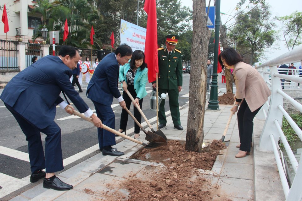 L&atilde;nh đạo quận T&acirc;y Hồ tham gia trồng c&acirc;y tại lễ ph&aacute;t động.