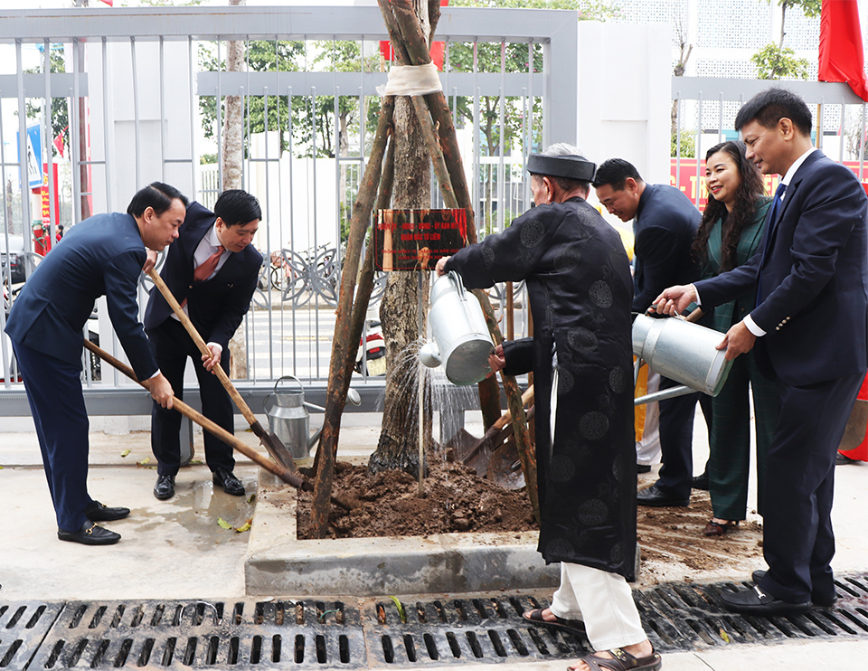 Bí thư Qu&acirc;̣n ủy&nbsp;Bắc Từ Li&ecirc;m Lưu Ngọc Hà, Chủ tịch UBND&nbsp;qu&acirc;̣n Bắc Từ Li&ecirc;m Nguy&ecirc;̃n Hữu Tuy&ecirc;n cùng lãnh đạo qu&acirc;̣n và các cụ cao ni&ecirc;n tr&ocirc;̀ng c&acirc;y xanh.