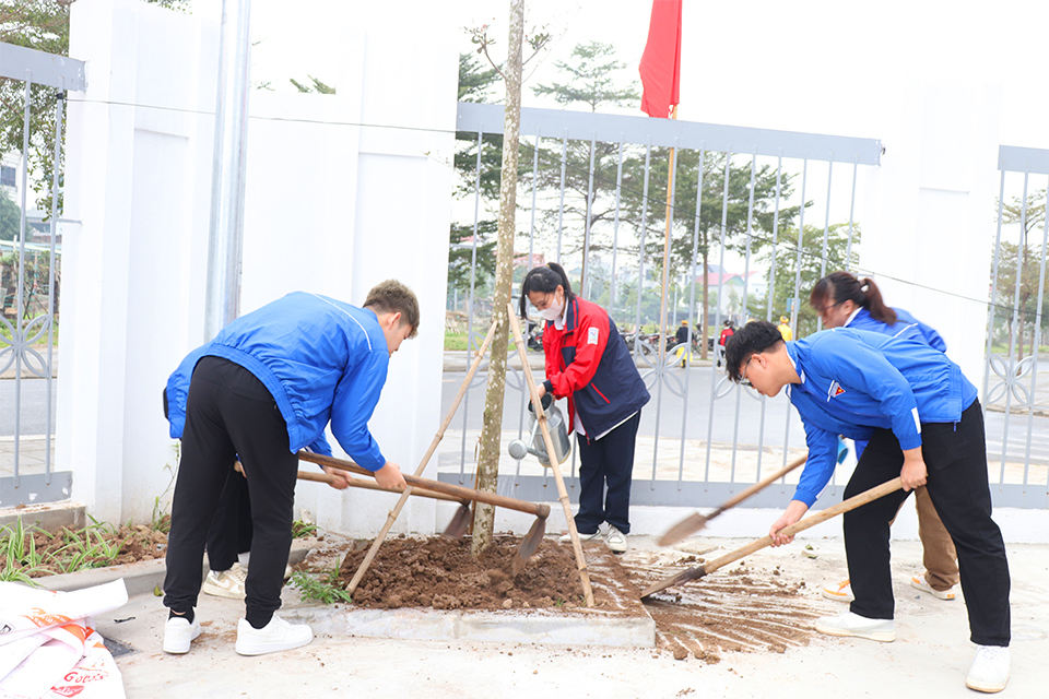 Đoàn vi&ecirc;n thanh ni&ecirc;n tr&ocirc;̀ng c&acirc;y tại lễ ph&aacute;t động.