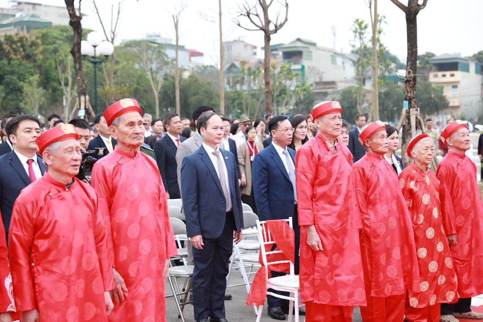 C&aacute;c cụ cao ni&ecirc;n phường Thượng Thanh, đại biểu tham gia Lễ ph&aacute;t động Tết trồng c&acirc;y Xu&acirc;n Gi&aacute;p Th&igrave;n 2024.