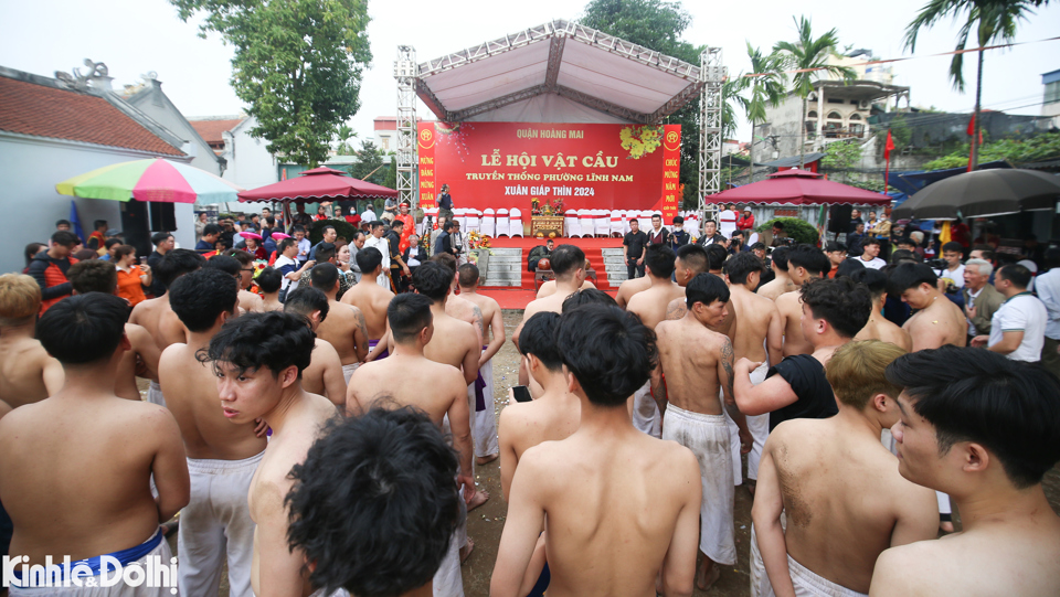 Theo tục lệ, đội chiến thắng trong trận cầu kh&ocirc;ng chỉ được t&ocirc;n vinh m&agrave; c&ograve;n được người l&agrave;ng ch&uacute;c ph&uacute;c cho cả năm được may mắn v&agrave; hạnh ph&uacute;c. Lễ hội vật cầu l&agrave;ng Th&uacute;y Lĩnh năm 2024 diễn ra an to&agrave;n, th&agrave;nh c&ocirc;ng tốt đẹp tạo n&ecirc;n sự phấn khởi cho người d&acirc;n địa phương.