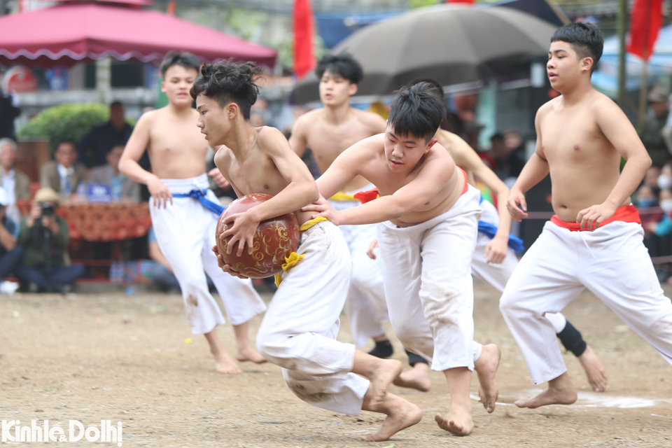 Tương truyền, lễ hội vật cầu để qu&acirc;n sĩ vui chơi dịp Tết đến, Xu&acirc;n về v&agrave; r&egrave;n luyện sức khỏe.