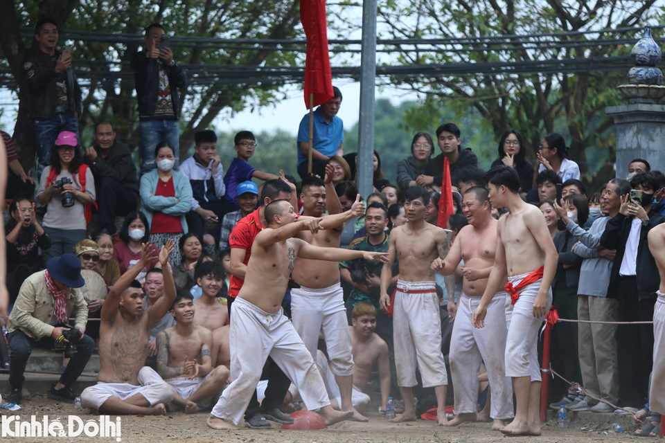 Niềm vui của c&aacute;c th&agrave;nh vi&ecirc;n khi đưa được cầu về hố đội nh&agrave; để gi&agrave;nh một điểm.