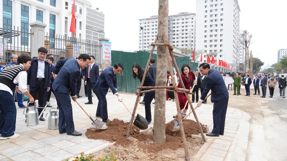 L&atilde;nh đạo quận Cấu Giấy tham gia trồng c&acirc;y tại trụ sở mới.