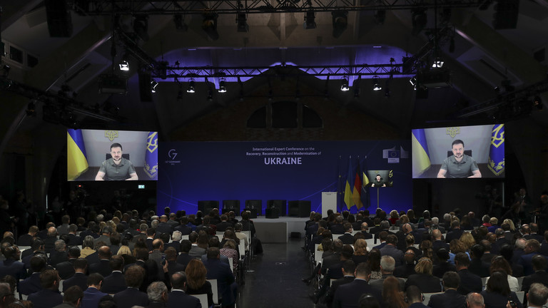 Tổng thống Volodymyr Zelensky ph&aacute;t biểu tại hội nghị quốc tế về t&aacute;i thiết Ukraine tại Berlin, Đức v&agrave;o ng&agrave;y 25/10/2022. Ảnh: RT