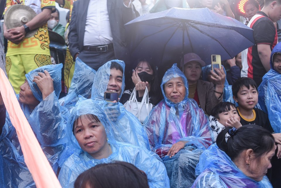 Người d&acirc;n đội mưa tham gia khai hội Lễ hội ch&ugrave;a Hương 2024.