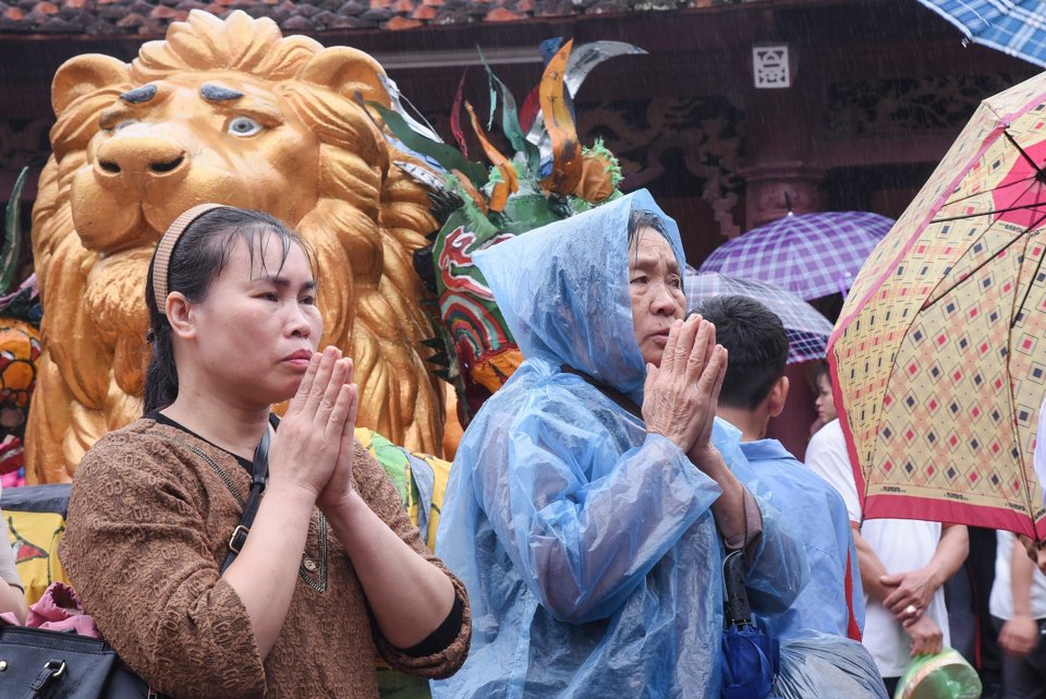 Người dân dậy sớm, đội mưa đi khai hội chùa Hương - Ảnh 1