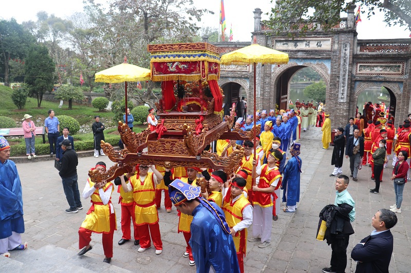 Nghi lễ rước kiệu Vua tại lễ hội Cổ Loa.