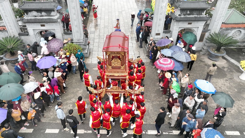 Lễ hội bắt đầu bằng nghi lễ rước kiệu từ đ&igrave;nh Hạ L&ocirc;i về đền Hai B&agrave; Trưng, hoạt động tế lễ theo nghi thức truyền thống địa phương.