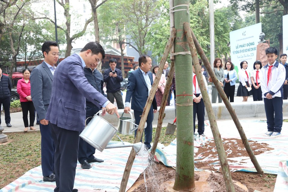 Chủ tịch UBND quận Ho&agrave;n Kiếm Phạm Tuấn Long trồng c&acirc;y đầu năm