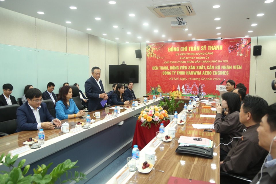 Chủ tịch UBND TP H&agrave; Nội Trần Sỹ Thanh thăm, ch&uacute;c Tết&nbsp;C&ocirc;ng ty TNHH Hanwha Aero Engines.