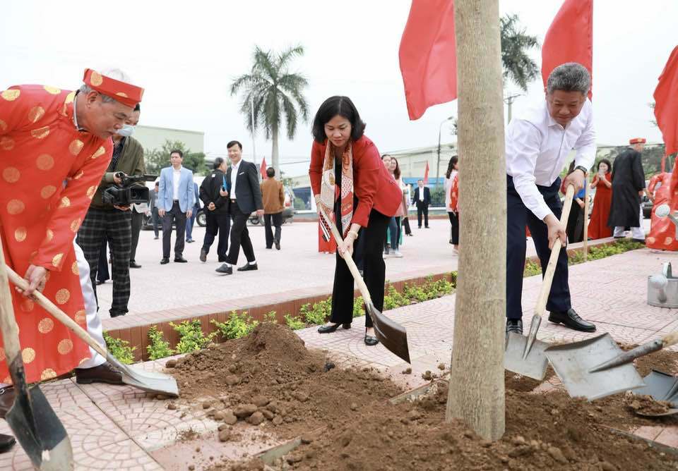 Ph&oacute; B&iacute; thư Thường trực Th&agrave;nh ủy Nguyễn Thị Tuyến c&ugrave;ng&nbsp; l&atilde;nh đạo TP v&agrave; Nh&acirc;n d&acirc;n huyện Thanh Tr&igrave; tham gia trồng c&acirc;y xanh.