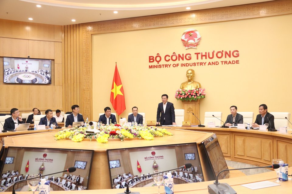 Bộ trưởng Bộ C&ocirc;ng Thương Nguyễn Hồng Di&ecirc;n chủ tr&igrave; cuộc họp.