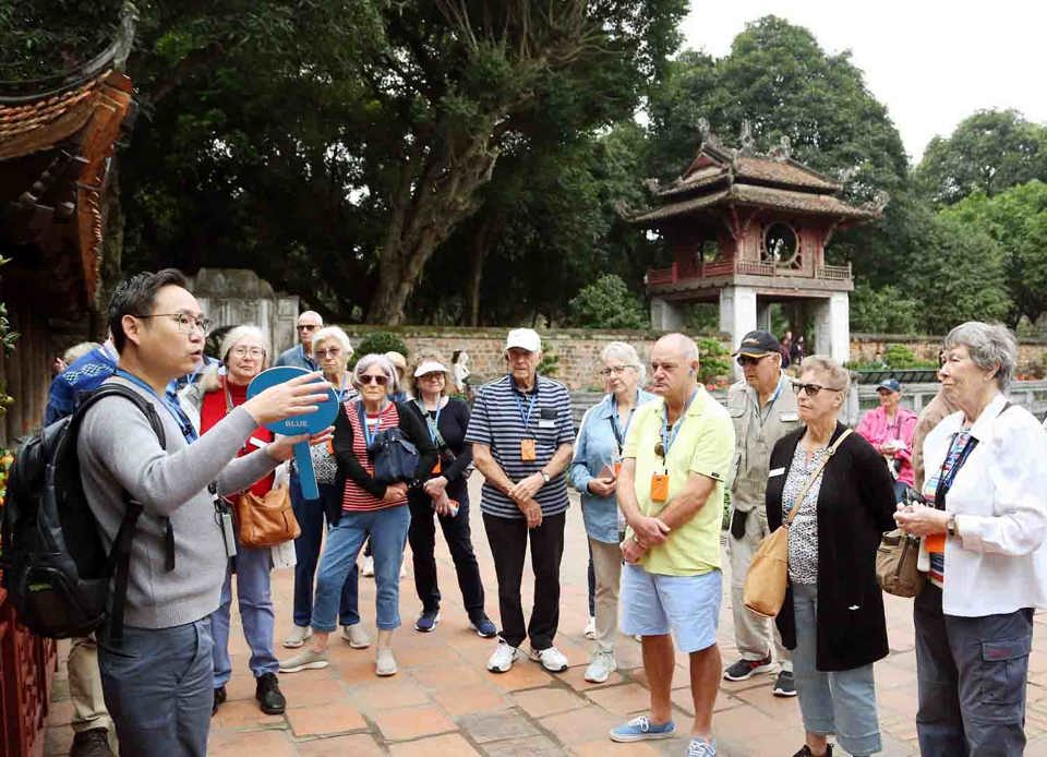 Kh&aacute;ch du lịch quốc tế tham quan Văn Miếu những ng&agrave;y đ&oacute;n xu&acirc;n đầu năm. Ảnh: Ho&agrave;i Nam