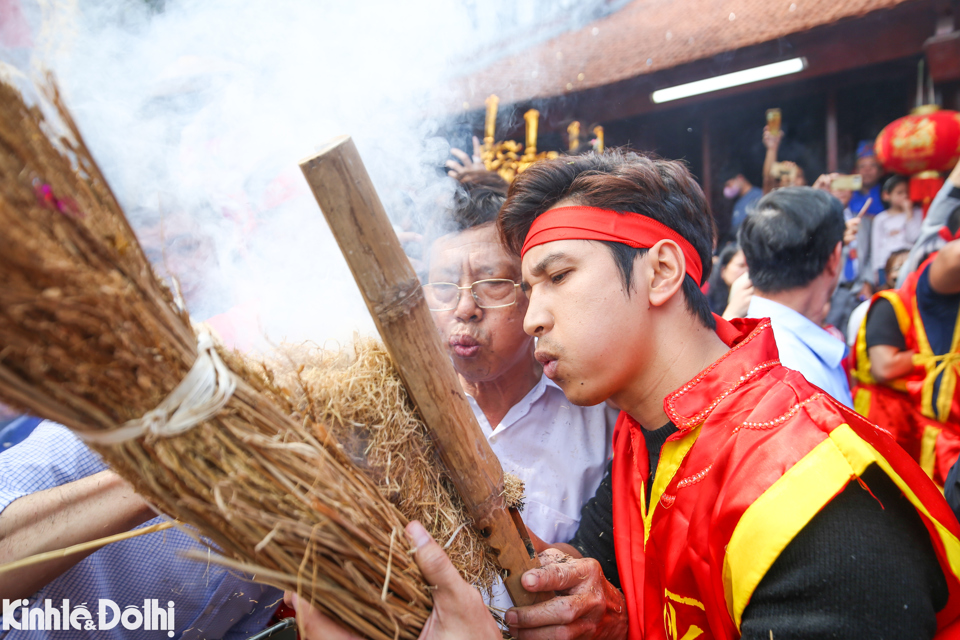 Theo luật thi, đội n&agrave;o ph&aacute;t kh&oacute;i v&agrave; tạo ra lửa sớm sẽ gi&agrave;nh chiến thắng ở phần thi n&agrave;y. Ngo&agrave;i ra, c&aacute;c đội thi đ&atilde; cử ra một người cầm b&igrave;nh bằng đồng tham gia thi chạy đến bờ s&ocirc;ng Nhuệ lấy nước về nấu cơm c&ugrave;ng thời điểm k&eacute;o lửa. Tuy nhi&ecirc;n, nhiều năm qua để đảm bảo an to&agrave;n, nước phải được lấy ở s&ocirc;ng v&agrave; đun s&ocirc;i từ trước.