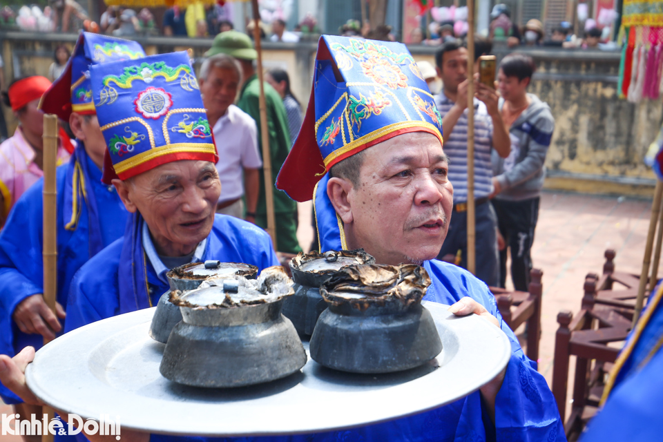 Cơm sau đ&oacute; được mang ra gian ngo&agrave;i của đ&igrave;nh l&agrave;ng để chấm điểm c&ocirc;ng khai trước người d&acirc;n v&agrave; th&agrave;nh vi&ecirc;n của c&aacute;c c&aacute;c đội tham dự.