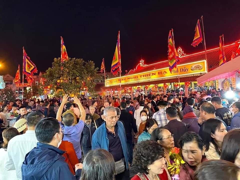 Chợ Viềng: Hàng nghìn người mệt lả vì chen chúc trong đêm - Ảnh 6