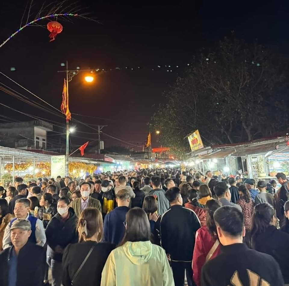 Chợ Viềng: Hàng nghìn người mệt lả vì chen chúc trong đêm - Ảnh 11