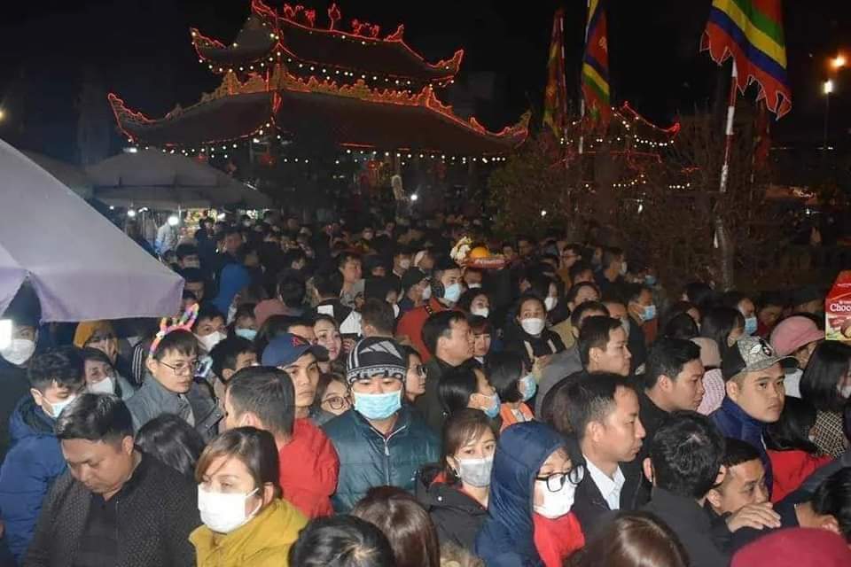 Chợ Viềng: Hàng nghìn người mệt lả vì chen chúc trong đêm - Ảnh 7