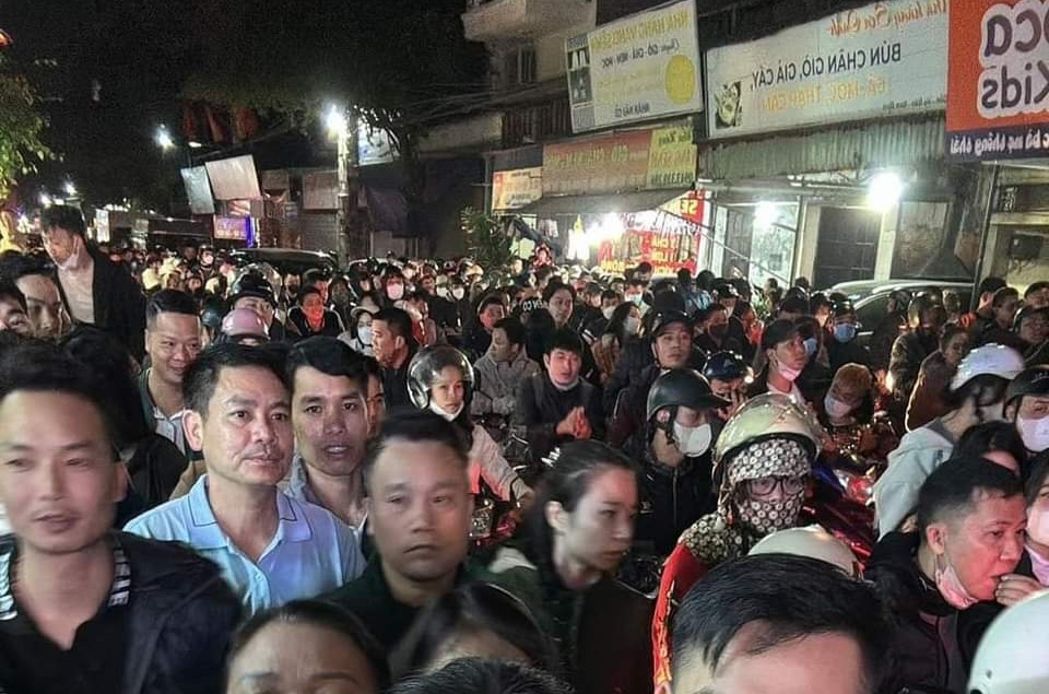 Chợ Viềng: Hàng nghìn người mệt lả vì chen chúc trong đêm - Ảnh 4