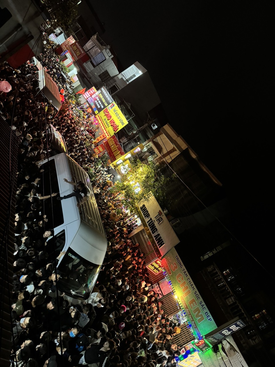 Chợ Viềng: Hàng nghìn người mệt lả vì chen chúc trong đêm - Ảnh 3