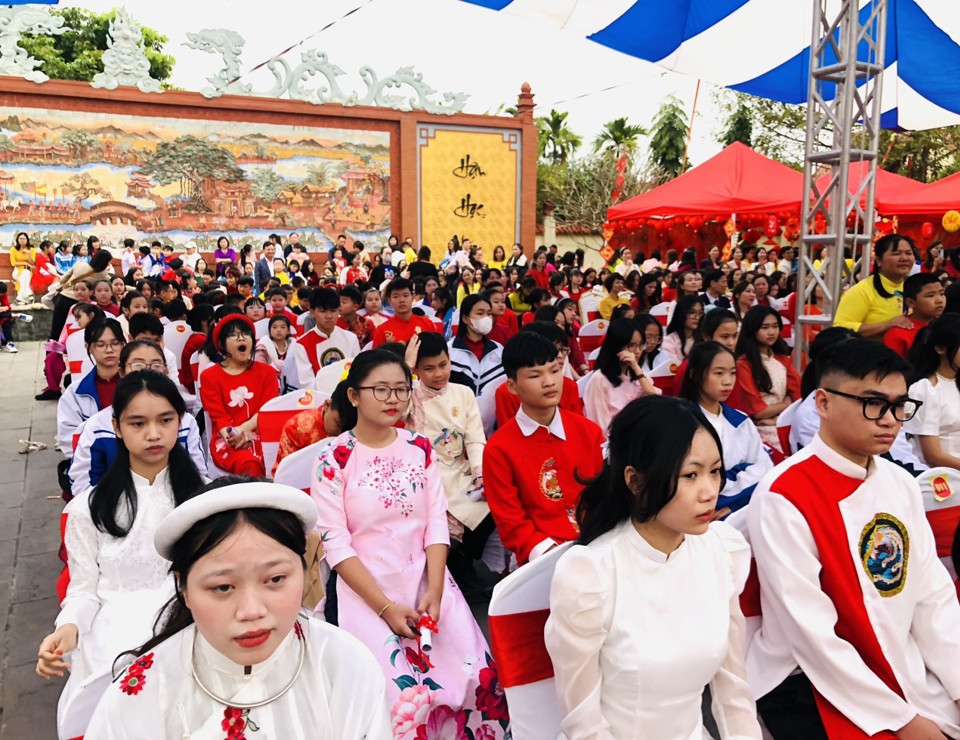 Thủ tục khai b&uacute;t v&agrave; xin chữ đầu năm được lưu truyền, tượng trưng cho may mắn v&agrave; th&agrave;nh c&ocirc;ng trong học tập v&agrave; sự nghiệp, thể hiện truyền thống hiếu học, t&ocirc;n sư trọng đạo của c&aacute;c thế hệ học tr&ograve; trong cả nước.