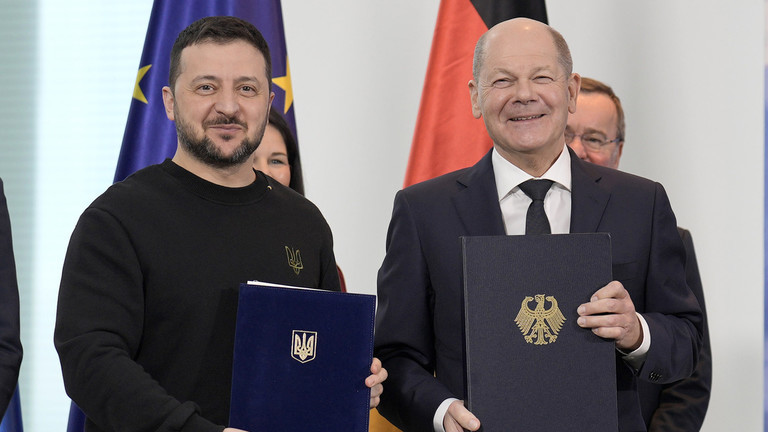 Tổng thống Volodymyr Zelensky đ&atilde; k&yacute; thỏa thuận&nbsp; an ninh với&nbsp; Thủ tướng Đức Olaf Scholz nh&acirc;n chuyến thăm Berlin h&ocirc;m 16/2. Ảnh: Getty