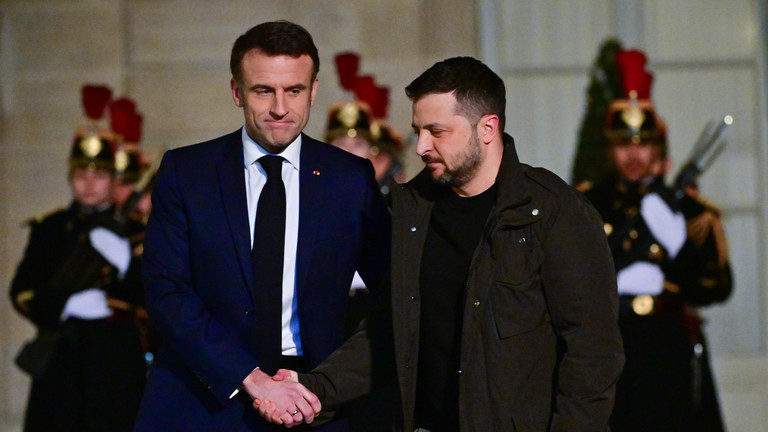 Tổng thống Ph&aacute;p Emmanuel Macron (tr&aacute;i) bắt tay Tổng thống Ukraine Volodymyr Zelensky tại Điện Elysee ở Paris, sau khi k&yacute; thỏa thuận an ninh song phương h&ocirc;m 16/2. Ảnh AFP