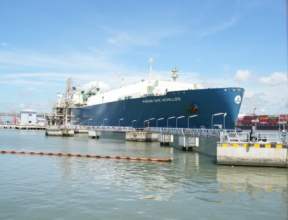 T&agrave;u chở LNG tại Kho cảng PV GAS Vũng T&agrave;u.