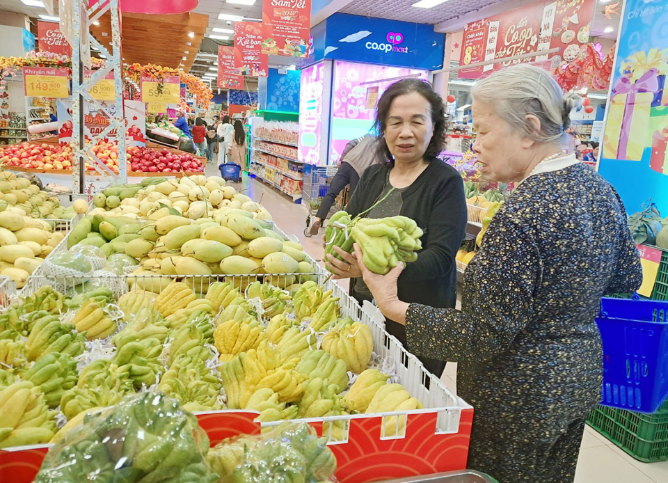 Kh&aacute;ch h&agrave;ng mua sắm h&agrave;ng h&oacute;a những ng&agrave;y đầu năm tại si&ecirc;u thị&nbsp; Co.op Mart. Ảnh: Ho&agrave;i Nam