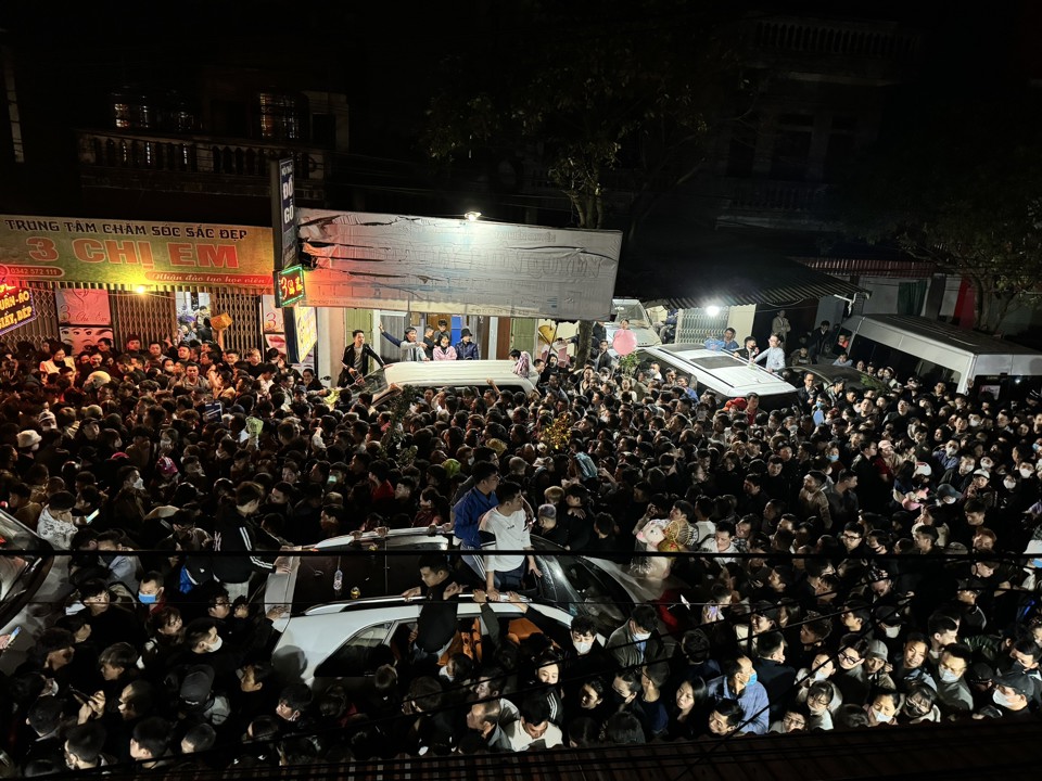 Chợ Viềng: Hàng nghìn người mệt lả vì chen chúc trong đêm - Ảnh 1