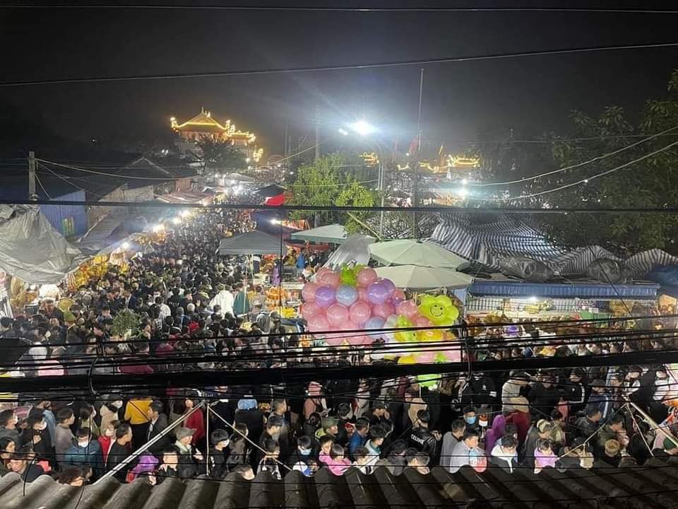 Chợ Viềng: Hàng nghìn người mệt lả vì chen chúc trong đêm - Ảnh 9