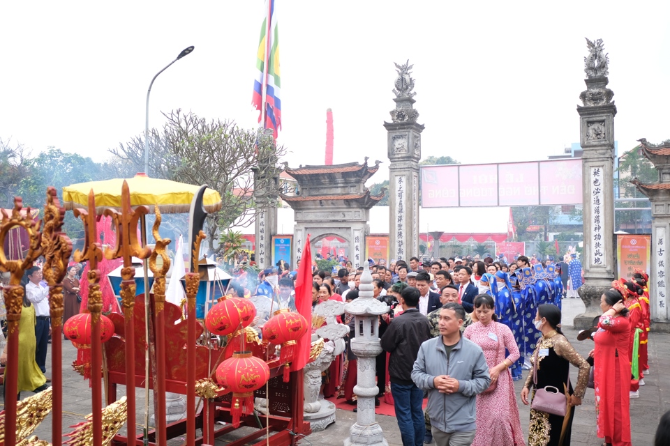 Mỗi năm v&agrave;o dịp Lễ hội Đền Ng&ocirc; Tướng C&ocirc;ng, nh&acirc;n d&acirc;n lại n&ocirc; nức k&eacute;o về tham dự, d&acirc;ng hương tưởng nhớ c&ocirc;ng ơn bậc anh h&ugrave;ng hết l&ograve;ng v&igrave; d&acirc;n v&igrave; nước.&nbsp; Ảnh Sỹ H&agrave;o.