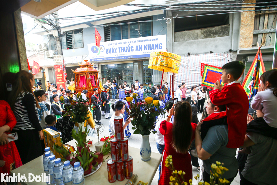 Người d&acirc;n tỏ l&ograve;ng th&agrave;nh t&acirc;m, cầu mong một năm mới b&igrave;nh an v&agrave; may mắn.