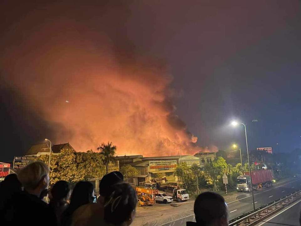 Cháy lớn tại kho xưởng ở Công ty Hoàng Lê - Ảnh 1