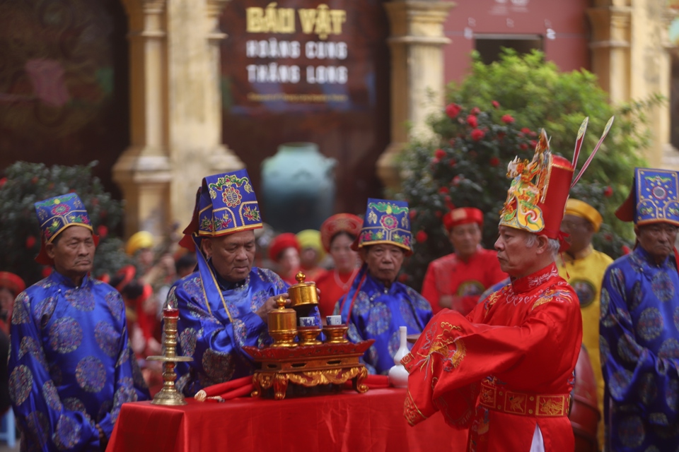 Chương tr&igrave;nh d&acirc;ng hương khai Xu&acirc;n được tổ chức trang trọng c&ugrave;ng với nhiều nghi thức truyền thống như lễ rước, d&acirc;ng hương, tế lễ.