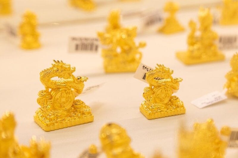 Một số sản phẩm bằng vàng độc lạ được bày bán trong ngày Vía Thần Tài 2024