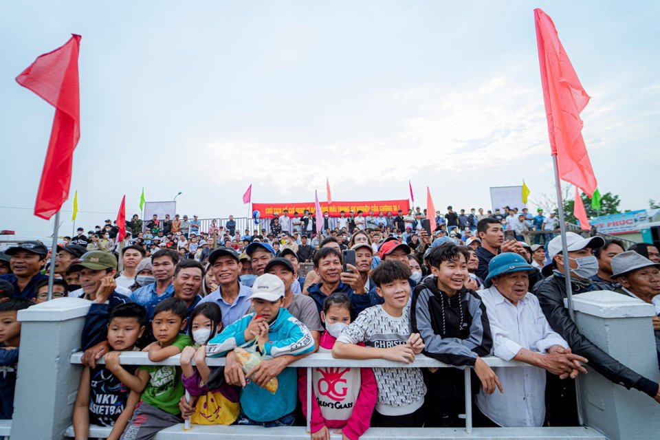 Tuy chưa phải l&agrave; vật chuy&ecirc;n nghiệp, nhưng c&aacute;c cuộc tranh t&agrave;i cũng rất s&ocirc;i nổi với tiếng h&ograve; reo cổ vũ xen tiếng trống th&uacute;c vang dội tr&ecirc;n một kh&uacute;c s&ocirc;ng trước đ&igrave;nh. C&oacute; thể n&oacute;i, hội vật l&agrave;ng S&igrave;nh ở Thừa Thi&ecirc;n Huế lưu giữ những n&eacute;t văn h&oacute;a đặc sắc của v&ugrave;ng đất Cố đ&ocirc;.