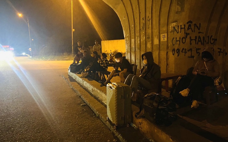 H&agrave;nh kh&aacute;ch mệt mỏi chờ xe trong đ&ecirc;m tối tại gầm cầu vượt Thạch Linh tr&ecirc;n tuyến tr&aacute;nh TP H&agrave; Tĩnh